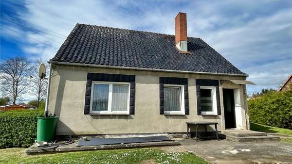 Hofseite mit Eingang - Einfamilienhaus in 18246 Baumgarten mit 85m² kaufen