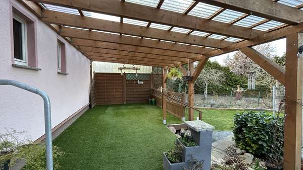 Hofseitig überdachte Terrasse - Einfamilienhaus in 18246 Steinhagen mit 82m² kaufen