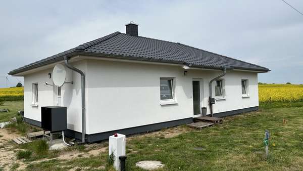 Ansicht Straßenseite - Bungalow in 18276 Gülzow-Prüzen mit 94m² kaufen