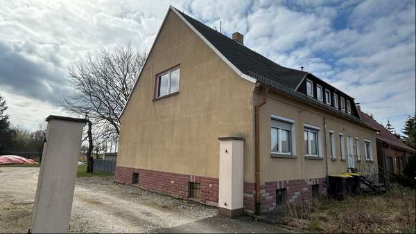 Giebel mit gemeinsamer Zufahrt - Zwangsversteigerung Einfamilienhaus in 18299 Dolgen am See mit 215m² kaufen