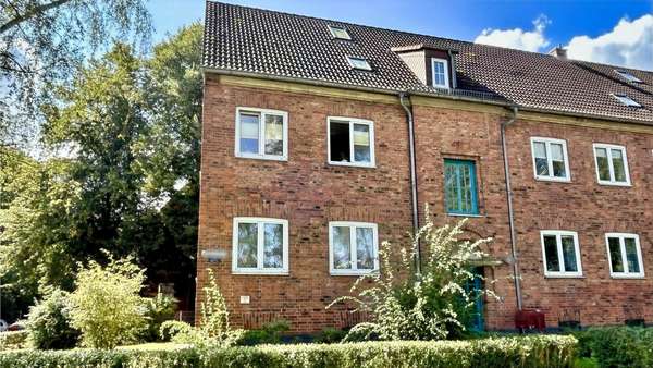Vorderansicht Mehrfamilienhaus - Etagenwohnung in 18069 Rostock mit 48m² als Kapitalanlage kaufen