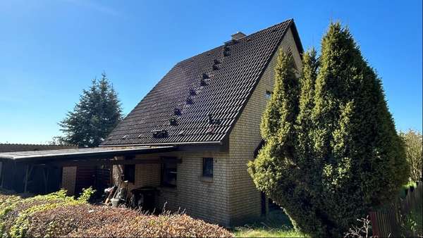 Ansicht mit Carport - Einfamilienhaus in 17139 Malchin mit 104m² kaufen