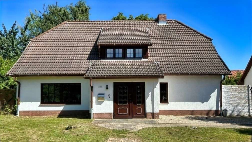 straßenseitige Gebäudeansicht - Einfamilienhaus in 18211 Börgerende mit 159m² kaufen