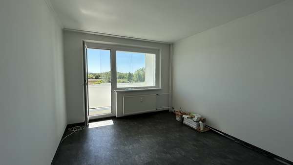 Wohnzimmer mit Balkon - Etagenwohnung in 18109 Rostock mit 74m² kaufen