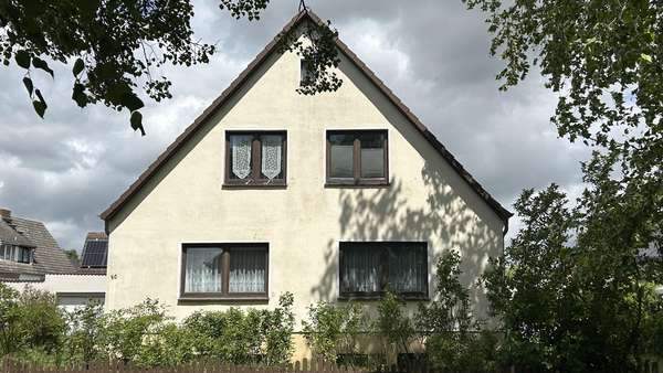 Ansicht Straßenseite - Einfamilienhaus in 18273 Güstrow mit 110m² kaufen