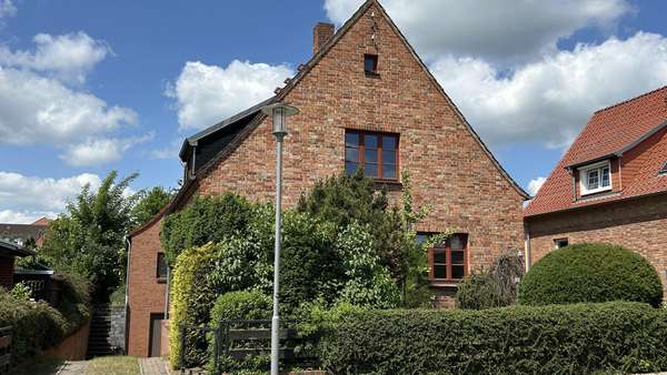 Ansicht Straßenseite Ansicht Straßenseite - Zweifamilienhaus in 18273 Güstrow mit 166m² kaufen