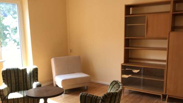 Wohnzimmer mit Zugang zum Balkon Wohnzimmer mit Zugang zum Balkon - Etagenwohnung in 18057 Rostock mit 57m² kaufen