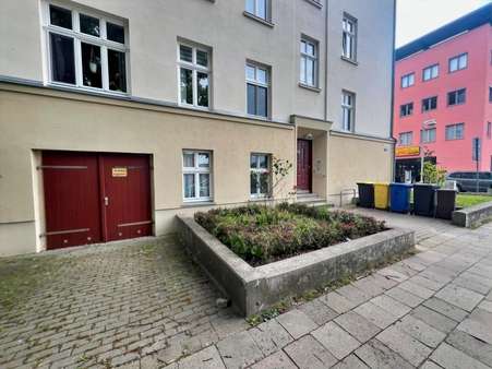 Hauseingang - Etagenwohnung in 18055 Rostock mit 64m² kaufen