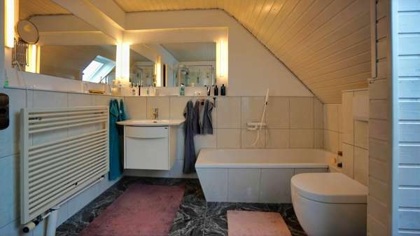 Bad im DG mit Badewanne,... - Einfamilienhaus in 23972 Dorf Mecklenburg mit 113m² kaufen