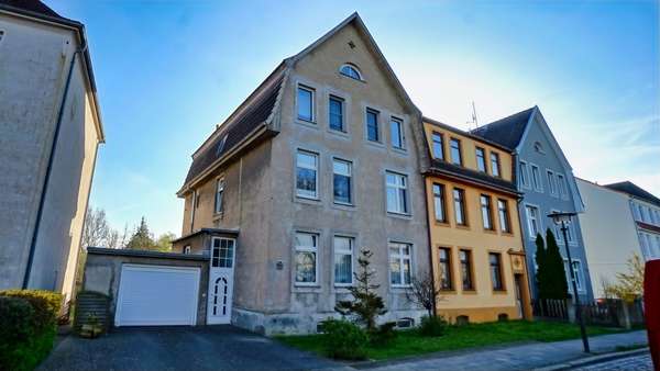 Vorderansicht mit Garage - Mehrfamilienhaus in 23970 Wismar mit 290m² kaufen