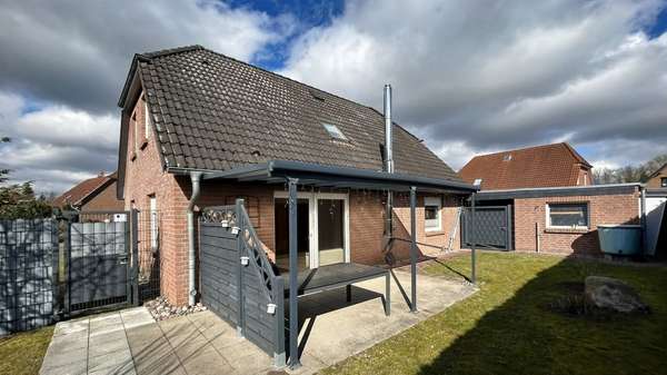 Hinteransicht mit Terrasse - Einfamilienhaus in 23972 Lübow mit 133m² kaufen