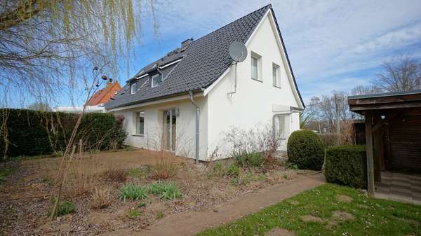 Rückansicht mit Terrasse - Doppelhaushälfte in 23968 Barnekow mit 86m² kaufen