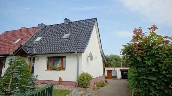 Haus und Zufahrt zur Garage Haus und Zufahrt zur Garage - Doppelhaushälfte in 23974 Krusenhagen mit 84m² kaufen