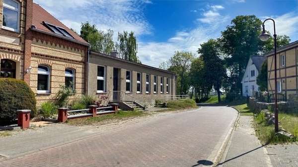 Lage an der Kreisstraße - Doppelhaushälfte in 19412 Kloster Tempzin mit 322m² kaufen