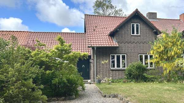 Hausansicht und Einfahrt - Reihenmittelhaus in 23948 Stellshagen mit 120m² kaufen