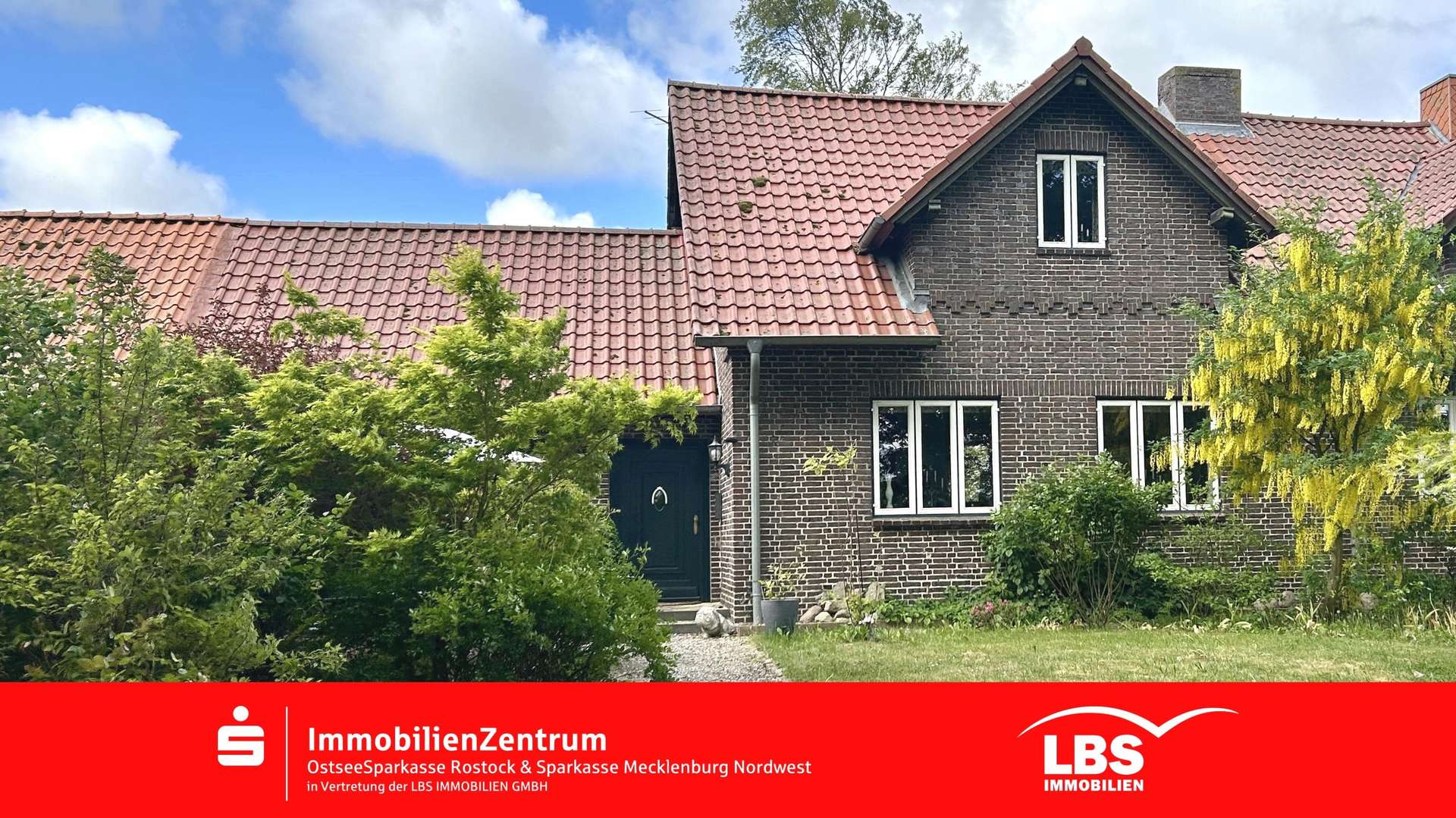 Hausansicht und Einfahrt - Reihenmittelhaus in 23948 Stellshagen mit 120m² kaufen