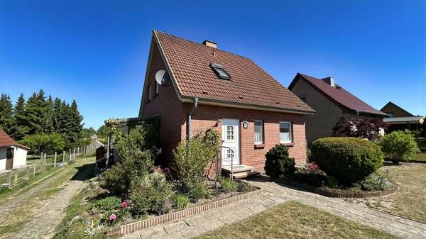 Vorderansicht mit Auffahrt - Einfamilienhaus in 19209 Renzow mit 114m² kaufen
