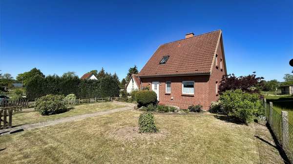 Vorderansicht mit Vorgarten - Einfamilienhaus in 19209 Renzow mit 114m² kaufen