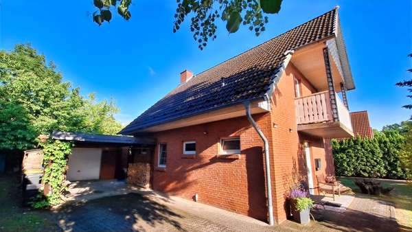 Seitenansicht mit Carport- und Garagenzufahrt Seitenansicht mit Carport- und Garagenzufahrt - Einfamilienhaus in 19071 Brüsewitz mit 111m² kaufen