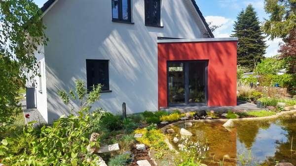 Giebelansicht mit Gartenteich Giebelansicht mit Gartenteich - Doppelhaushälfte in 23558 Lübeck mit 124m² kaufen