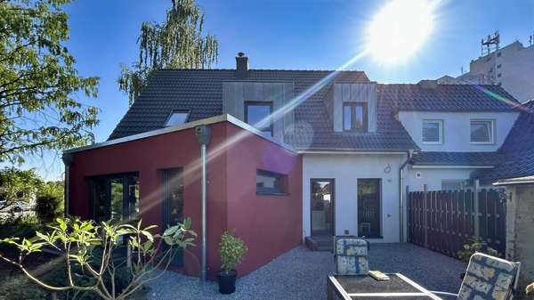 Hinteransicht von der Terrasse Hinteransicht von der Terrasse - Doppelhaushälfte in 23558 Lübeck mit 124m² kaufen