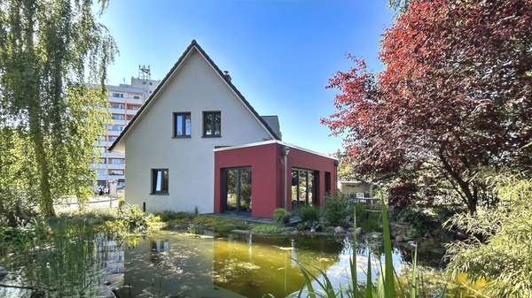 Teich mit Haus Teich mit Haus - Doppelhaushälfte in 23558 Lübeck mit 124m² kaufen