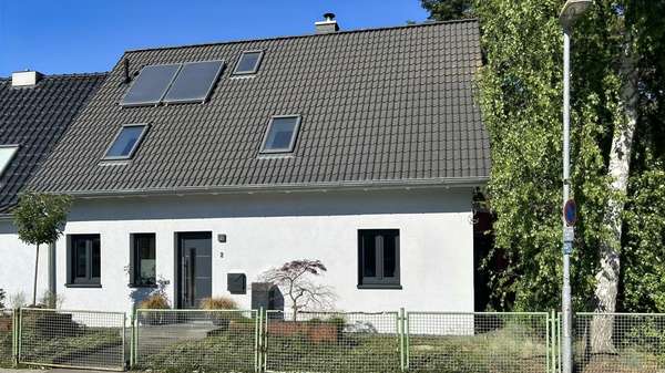 Vorder- / Straßenansicht Vorder- / Straßenansicht - Doppelhaushälfte in 23558 Lübeck mit 124m² kaufen