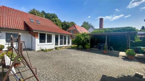 Hof und überdachte Terrasse - Einfamilienhaus in 23974 Krusenhagen mit 106m² kaufen