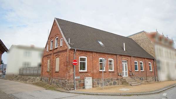 Ansicht seitlich Ansicht seitlich - Mehrfamilienhaus in 23992 Neukloster mit 192m² kaufen