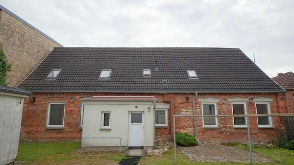 Ansicht vom Hof Ansicht vom Hof - Mehrfamilienhaus in 23992 Neukloster mit 192m² kaufen