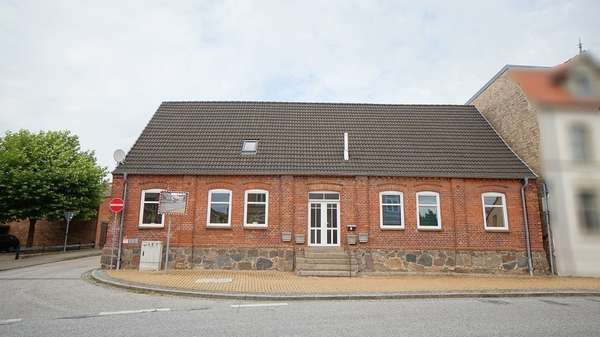 Ansicht von der Straße Ansicht von der Straße - Mehrfamilienhaus in 23992 Neukloster mit 192m² kaufen