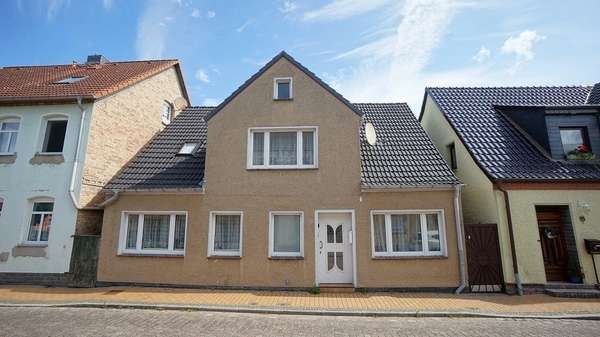 Titelbild Titelbild - Einfamilienhaus in 19417 Warin mit 147m² kaufen