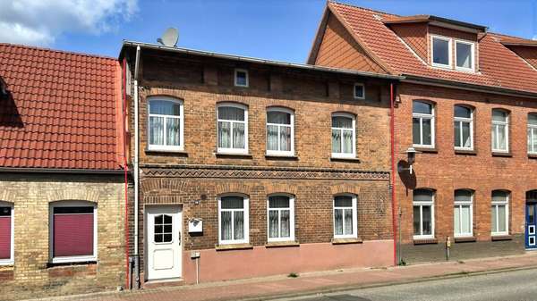 Vorder-/Straßenansicht - Reihenmittelhaus in 19205 Gadebusch mit 105m² kaufen