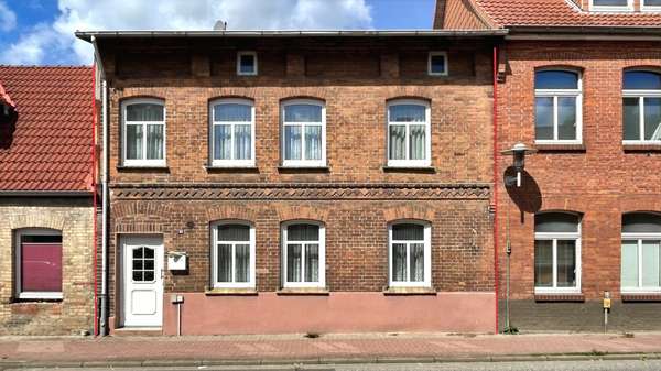 Vorder-/Straßenansicht - Reihenmittelhaus in 19205 Gadebusch mit 105m² kaufen