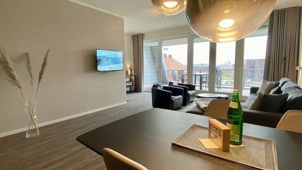Wohnzimmer mit großer Loggia - Dachgeschosswohnung in 23966 Wismar mit 83m² kaufen