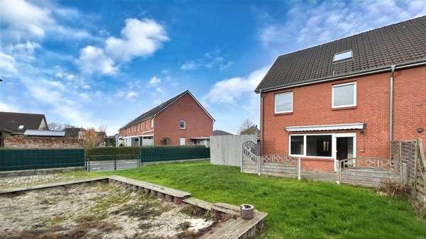 Hinteransicht mit Grundstück - Reihenendhaus in 23966 Wismar mit 139m² kaufen