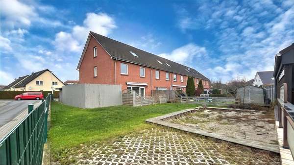 Hinteransicht mit Grundstück - Reihenendhaus in 23966 Wismar mit 139m² kaufen