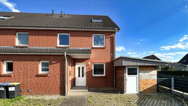 Vorderansicht mit 3 Stellplätzen - Reihenendhaus in 23966 Wismar mit 139m² kaufen