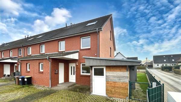 Vorderansicht mit Schuppen - Reihenendhaus in 23966 Wismar mit 139m² kaufen