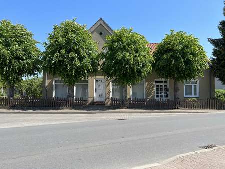 Straßenansicht - Zweifamilienhaus in 23974 Neuburg mit 243m² kaufen