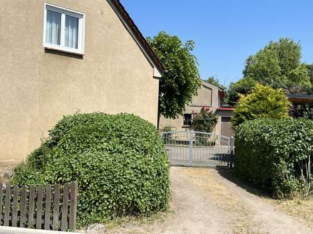 Zufahrt Grundstück - Zweifamilienhaus in 23974 Neuburg mit 243m² kaufen