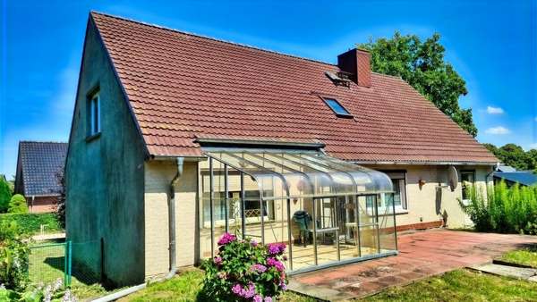 Hinteransicht mit Wintergarten - Einfamilienhaus in 19071 Herren Steinfeld mit 160m² kaufen