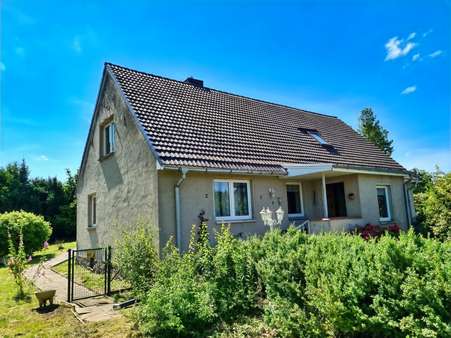 Straßenansicht mit Eingang - Einfamilienhaus in 19071 Herren Steinfeld mit 160m² kaufen