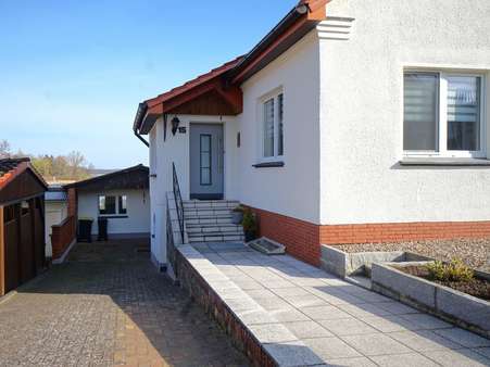 Zufahrt und Eingang - Einfamilienhaus in 19406 Sternberg mit 90m² kaufen