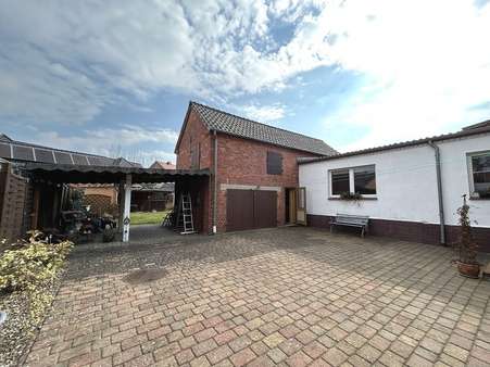 Hofansicht + Doppelcarport - Einfamilienhaus in 19300 Grabow mit 139m² kaufen