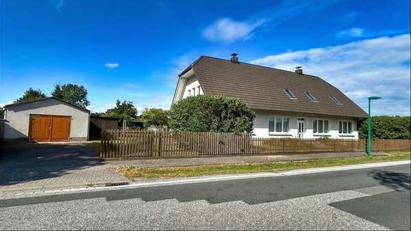 Vorderansicht auf Einfahrt+Garage - Einfamilienhaus in 19372 Matzlow-Garwitz mit 143m² kaufen