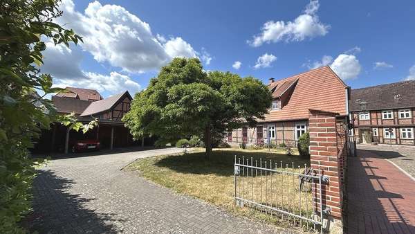 Grundstücksauffahrt Grundstücksauffahrt - Mehrfamilienhaus in 19306 Neustadt-Glewe mit 247m² kaufen
