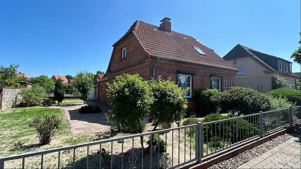 Giebelansicht von links + Garten Giebelansicht von links + Garten - Einfamilienhaus in 19288 Ludwigslust mit 97m² kaufen