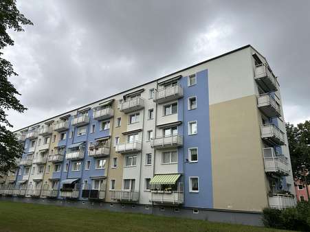 Rückseite mit Balkon - Etagenwohnung in 19057 Schwerin mit 98m² kaufen