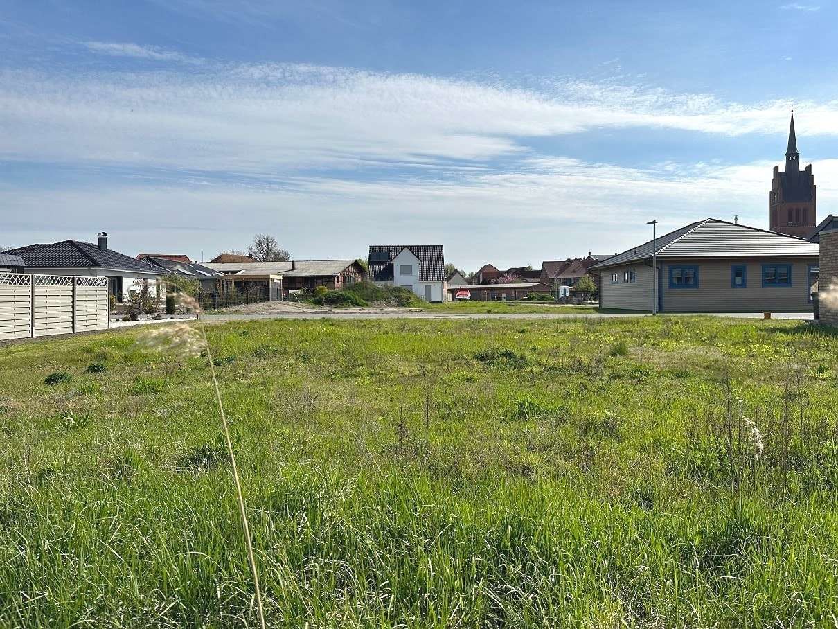 Baugrundstück (Blick vom Grundstück zur Straße) - Grundstück in 19300 Grabow mit 714m² kaufen